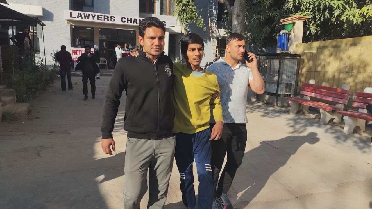 पुलिस और स्नेचर की मुठभेड़ में आरोपी गिरफ्तार, कोर्ट में किया पेश, देखें वीडियो