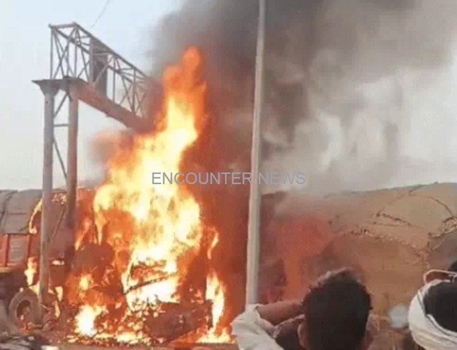 Truck मेें लगी भीषण आग, जिंदा जला ट्रक ड्राइवर, जाने मामला