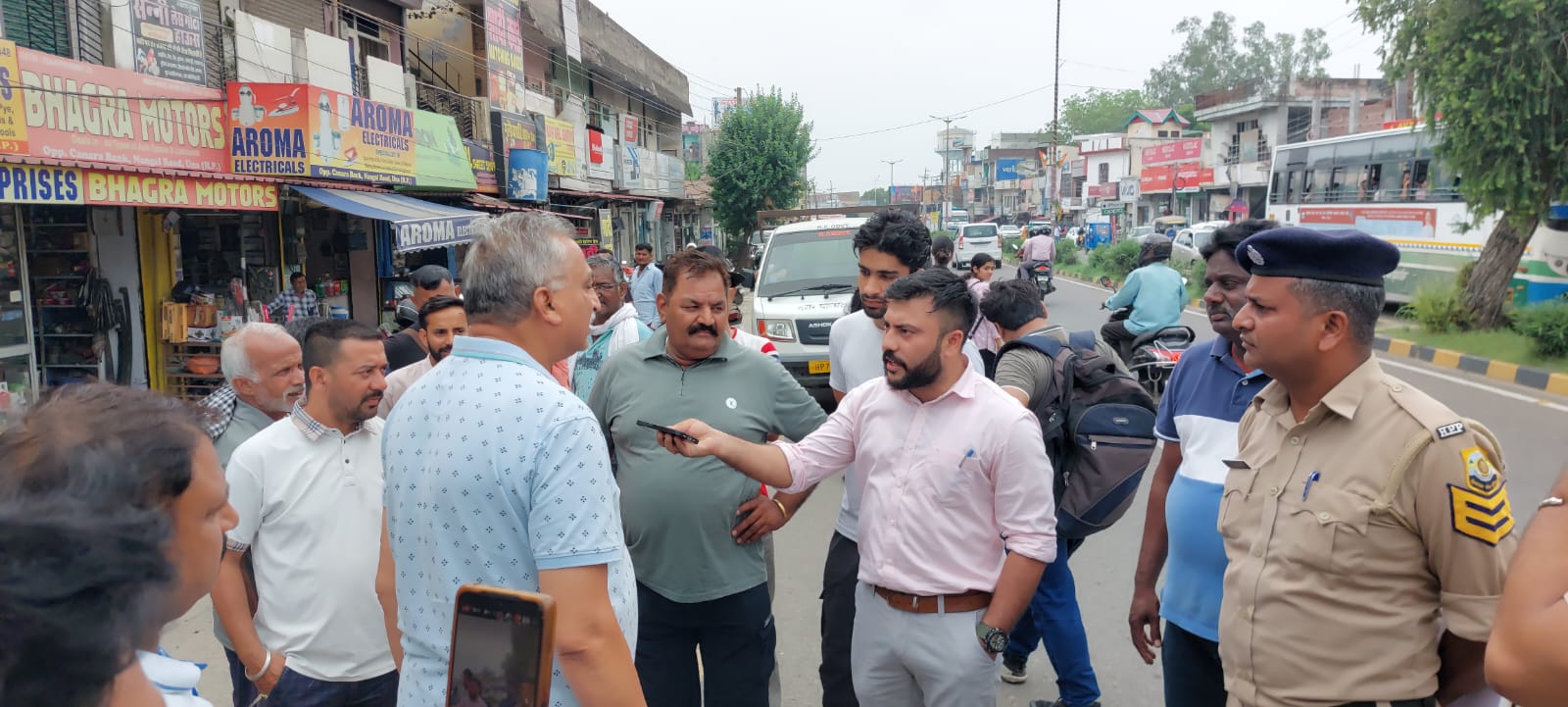 ऊना में ‘Mission Free-Footpath’ के तहत चला अतिक्रमण विरोधी अभियान