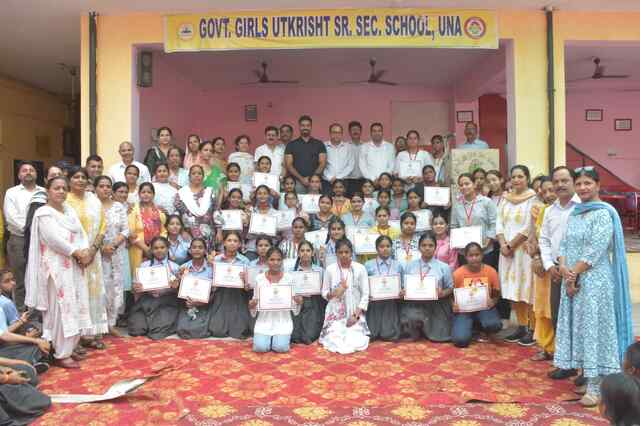 राजकीय कन्या विद्यालय ऊना में छात्राओं से मिले उपायुक्त, 42 मेधावियों को किया सम्मानित