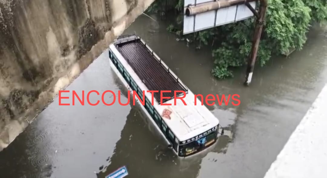 Jalandhar News : पानी में डूबा दमोरिया पुल, फंसी बस, रेस्क्यू जारी, देखें Live