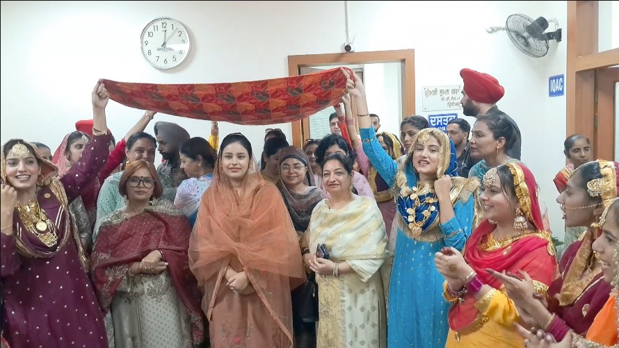 Punjab News: Government Girls College में पहुंची CM Mann की पत्नी, डाला गिद्दा, देखें वीडियो