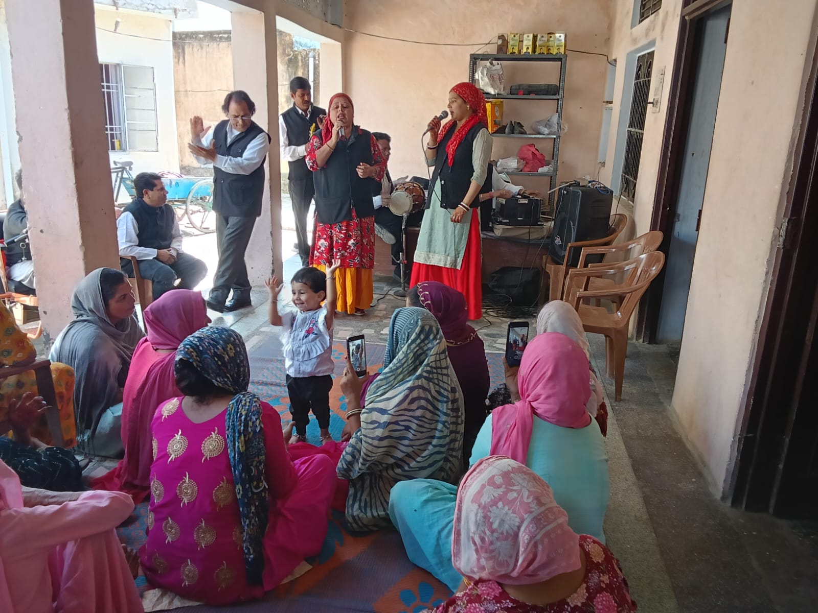 विशेष प्रचार अभियान के तहत जन कल्याणकारी योजनाओं और नशा निवारण पर जागरूक किए ग्रामीण