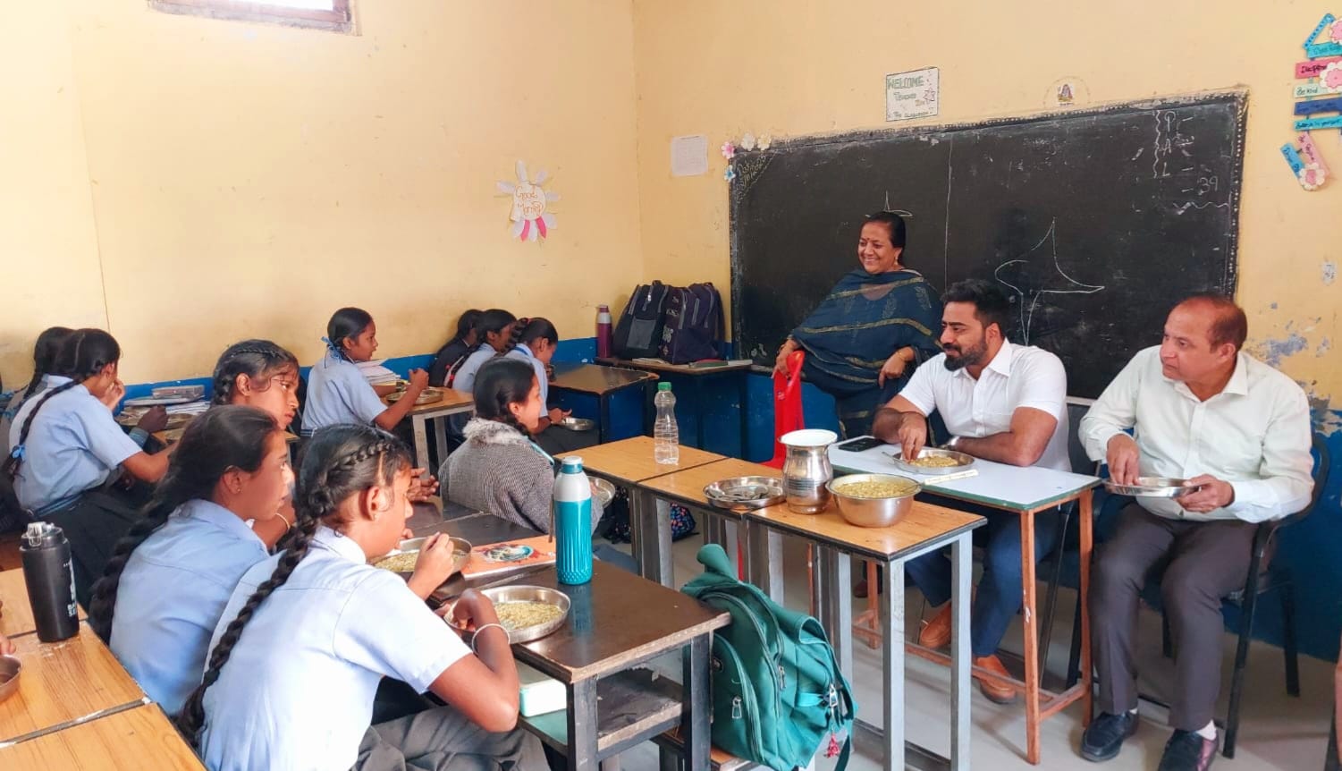 उपायुक्त ने राजकीय कन्या वरिष्ठ माध्यमिक विद्यालय ऊना में मिड-डे मील व्यवस्था का किया निरीक्षण