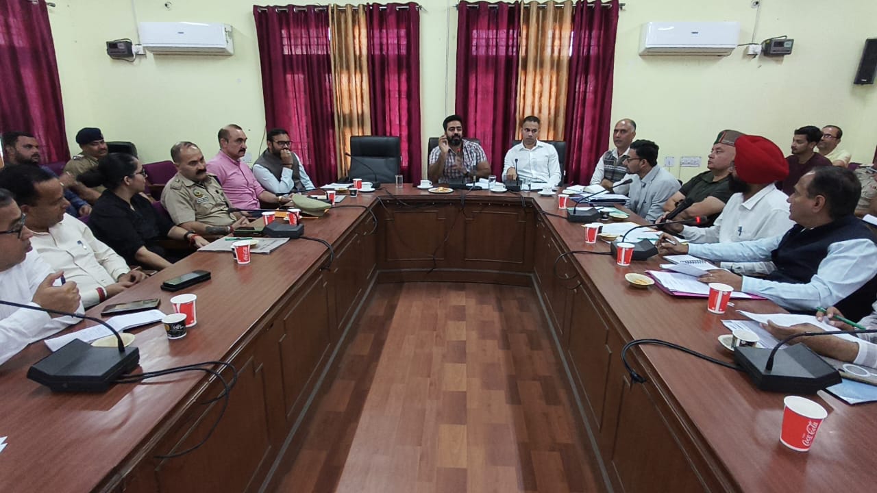 स्कूटी-बाइक से स्कूल आने वाले विद्यार्थियों के मामलों में ऊना जिला प्रशासन सख्त, डीसी बोले…प्रधानाचार्यों की जवाबदेही होगी तय