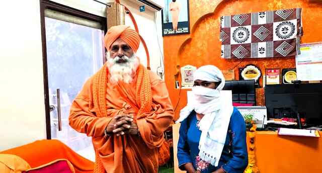 Punjab News: Oman में फंसी लड़की घर लौटी, निर्मल कुटिया पहुंचकर सुनाई दर्दनाक आपबीती, देखें वीडियो