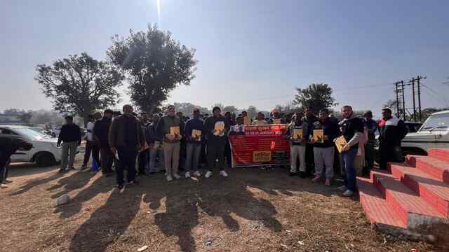ड्राइविंग टेस्ट के दौरान सड़क सुरक्षा नियमों को लेकर लोगों को किया गया जागरूक