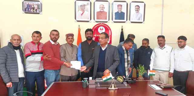 एससी आयोग के अध्यक्ष कुलदीप धीमान से मिला जाच्छ गांव का प्रतिनिधिमंडल