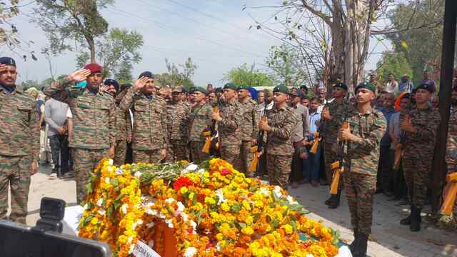 शहीद नायब सूबेदार कुलवंत सिंह को पूरे सैन्य सम्मान के साथ दी गई अंतिम विदाई