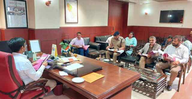 एडीसी ने एससी-एसटी अत्याचार निवारण एवं राष्ट्रीय न्यास अधिनियम के क्रियान्वयन की समीक्षा की
