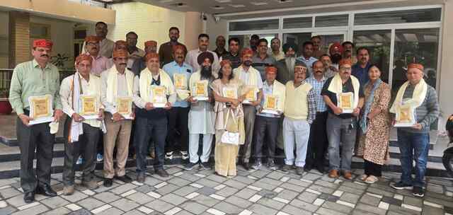 हिप्र अराजपत्रित कर्मचारी महासंघ ने किया सेवानिवृत्त गैर-राजपत्रित प्रतिनिधियों को सम्मानित