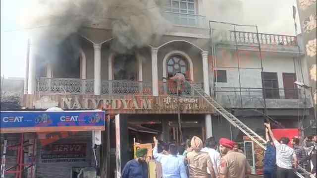 Punjab News: सुबह-सुबह Naivedyam Restaurant में आग लगने से मचा हड़कंप, देखें वीडियो