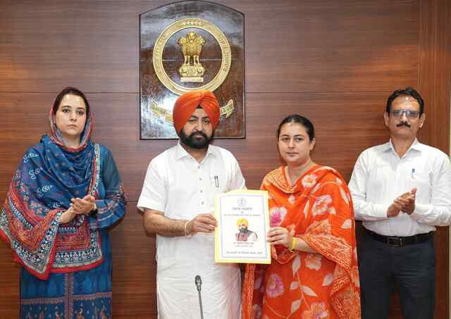 हरदीप सिंह मुंडियां ने जल आपूर्ति एवं स्वच्छता विभाग के 52 नव-नियुक्त कर्मचारियों को नियुक्ति पत्र सौंपे