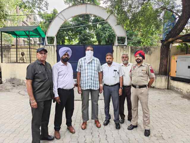 10,000 रुपये की रिश्वत लेते सहायक उप-निरीक्षक को विजिलेंस ब्यूरो ने रंगे हाथ  किया काबू