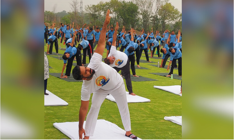 अंतरराष्ट्रीय योग दिवस पर पेखुबेला में आयोजित हुआ जिला स्तरीय योग समारोह