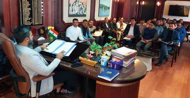 पीएम आदर्श ग्राम योजना के कार्यों को समयबद्ध पूरा करें : उपायुक्त