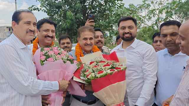 गौ सेवा आयोग के उपाध्यक्ष बनने के बाद बद्दी पहुंचने पर धर्मपाल चौहान का किया भव्य स्वागत
