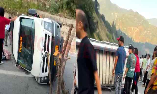 National Highway पर गाड़ी पलटने से 5 यात्री घायल, कई घंटे ट्रैफिक बाधित