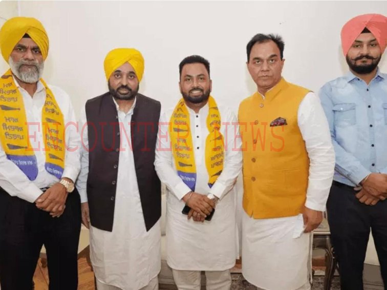 Punjab News: कांग्रेस को झटका, पूर्व विधायक का पोता और हलका इंचार्ज AAP Party में हुए शामिल