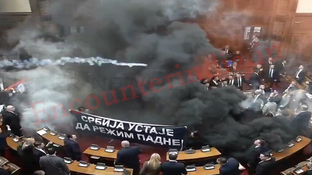 संसद में Smoke Grenade और आंसू गैस के गोले चले, देखें वीडियो