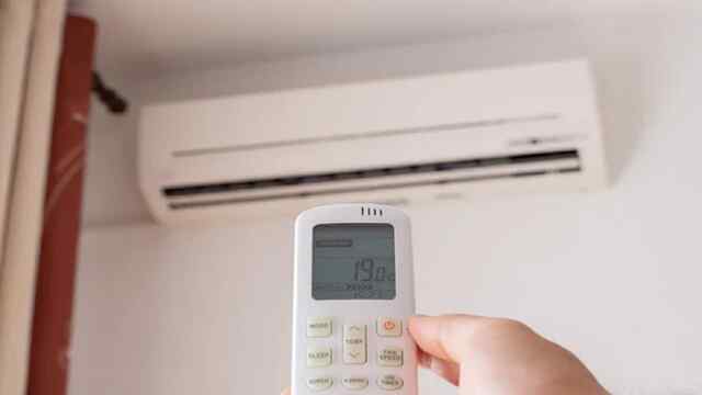 99% लोग नहीं कर पाते AC रिमोट का सही इस्तेमाल! हर बटन के पीछे छिपे है कई राज