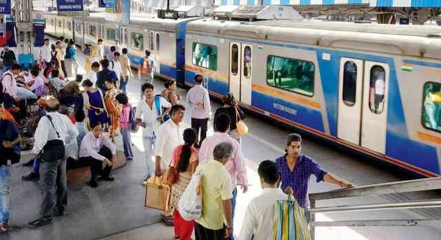 Mumbai News: AC Trains में सफर करने वाले यात्री हो जाएं सावधान, झेलनी पड़ सकती है परेशानी