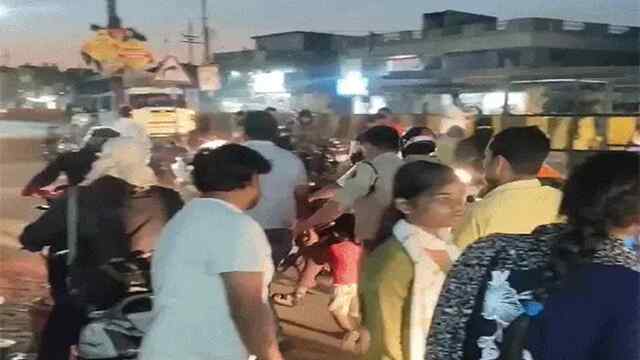 बेटे को रेलवे का एग्जाम दिलवाकर लौट रही बाइक सवार महिला को ट्रक ने कुचला, मौत