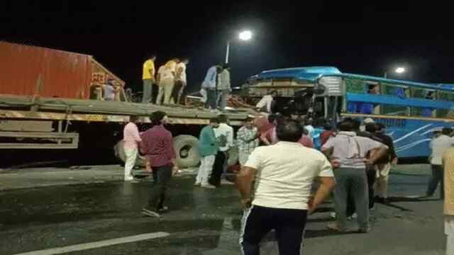 खड़े ट्राले से Sleeper Bus की भीषण टक्कर, 2 की मौत, मची चीख-पुकार