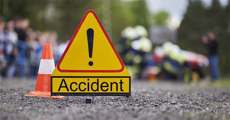 ट्रक और ऑटो रिक्शा में हुई भीषण टक्कर, 2 की मौत,11 घायल