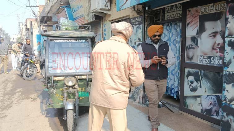 Jalandhar News: Refreshment के बाहर E-Rickshaw और Activa की हुई टक्कर, एक की हालत गंभीर, देखें Live