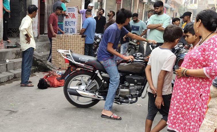 Jalandhar News: व्यक्ति ने घर की छत से लगाई छलांग, देखें वीडियो