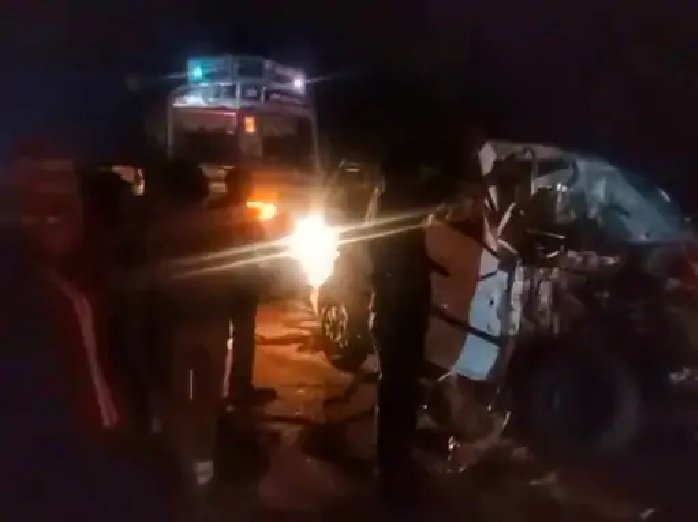Xylo Car और Truck की आमने-सामने टक्कर, 6 की मौत 7 घायल