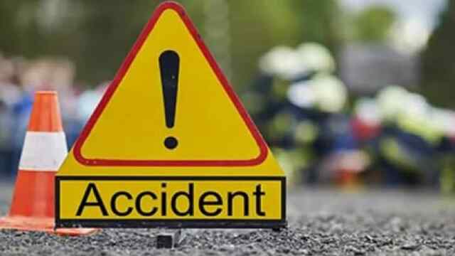 Crysta Innova और Creta Car में हुई जबरदस्त टक्कर, बाल-बाल बची लोगों की जान