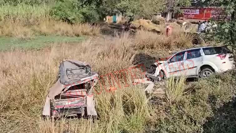 कार और टेंपो की भीषण टक्कर में 5 की मौत, देखें वीडियो