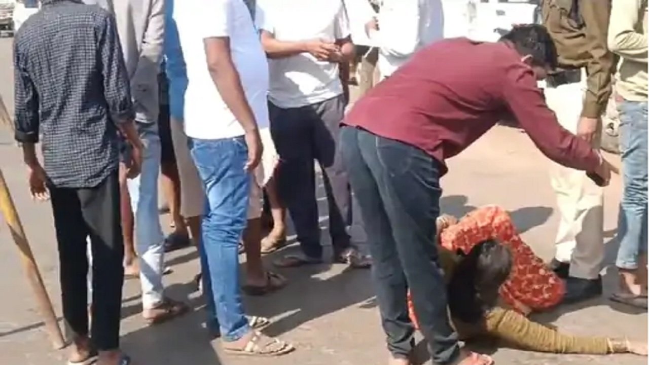 तेज रफ्तार का कहरः Truck ने पिता-बेटी को 50 Meters तक घसीटा