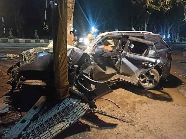 तेज रफ्तार कार पेड़ से टकराई, 3 दोस्तों की मौत, 1 घायल