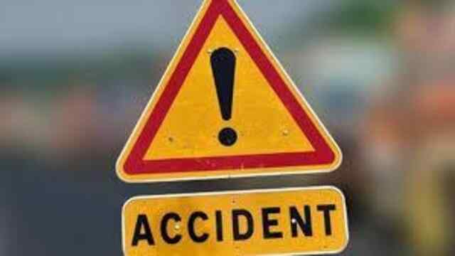खड़े ट्राले से टकराए बाइक सवार, 2 लोगों की मौत