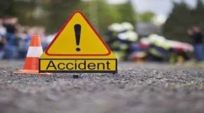 अनियंत्रित होकर सड़क पर पलटा ट्रक, SDRF ने वाहन को काट घायल को बाहर निकाला
