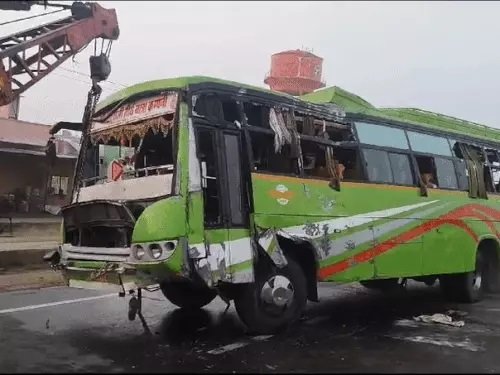 महाकुंभ से लौट रही बस हुई हादसाग्रस्त, 2 महिलाओं की मौत, कई घायल