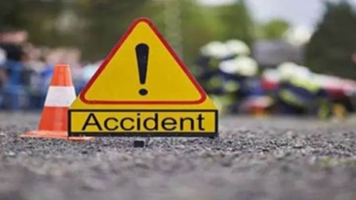 खड़े ट्रक से टकराई बस, 2 की मौत, कई यात्री घायल