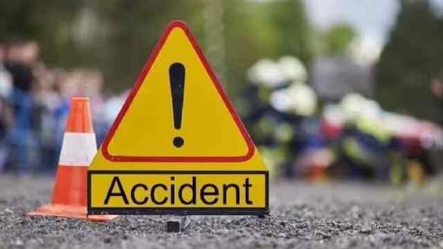 तेज रफ्तार पिकअप ने बाइक सवारों को कुचला, 2 की मौत, 1 गंभीर घायल