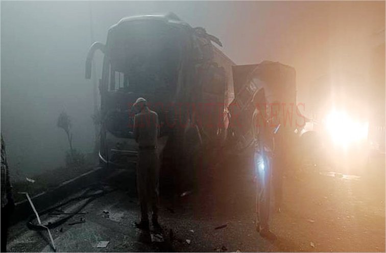 Jalandhar News: यात्रियों से भरी Tourist bus और Truck Tipper में टक्कर, मची चीख-पुकार, देखें वीडियो