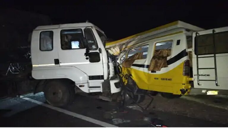 ओवरटेक करते ट्रेलर से टकराई Mini Bus, पिता-पुत्री की मौत, 21 लोग घायल