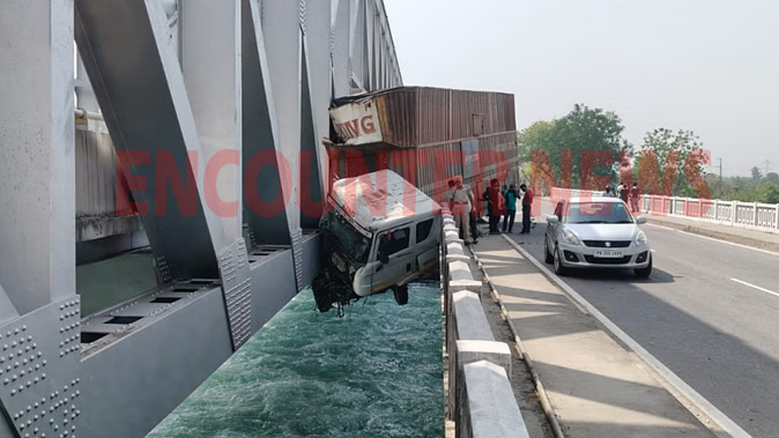Punjab News: छोटी गाड़ियां लोड करके ले जा रहा ट्राला पुल की रेलिंग को तोड़कर हवा में लटका