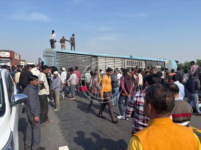 Double Decker Bus पलटने से 8 की मौत,19 घायल, देखें वीडियो