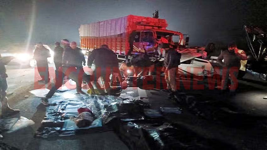 Expressway पर ट्रक और कार की टक्कर, परिवार के 4 सदस्यों की मौत