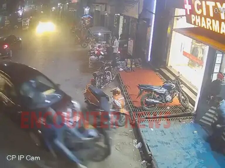 बेकाबू कार चालक ने बाइक सवारों को रौंदा, चालक को लोगों ने पीटा, देखें CCTV