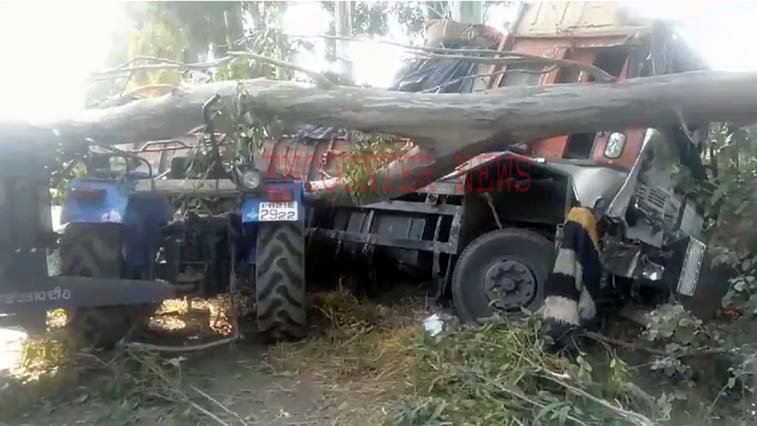 Jalandhar Pathankot National Highway पर ट्रक और ट्रैक्टर ट्रॉली की टक्कर में एक की मौत, देखें वीडियो