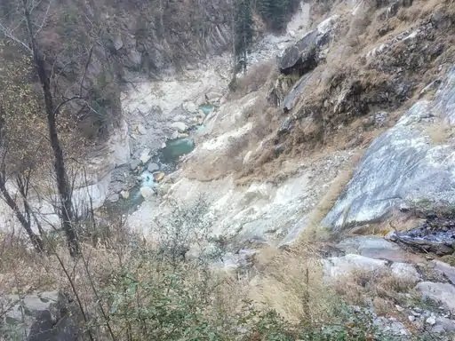 300 Feet गहरी खाई में गिरा युवक, रात 2 बजे तक सर्च-ऑपरेशन चला ढूंढा शव, देखें वीडियो