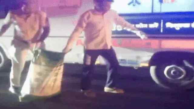 ट्रेलर ने बाइक को मारी भयंकर टक्कर, दो टुकड़ों में बंटा व्यक्ति